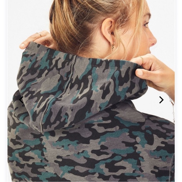 Fabletics Hadley Hi-Low Short-Sleeve Tee Camo Hoodie - Picture 3 of 5